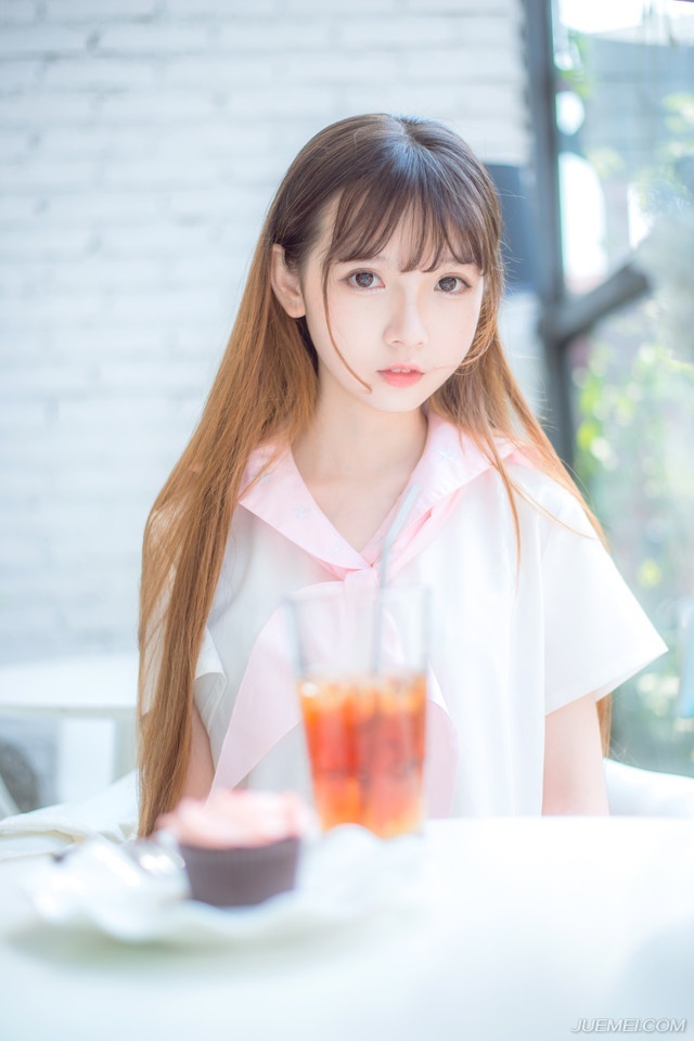 刘璝径直闯入刘璋的后院儿，询问了几个婢女家丁之后，便找到了刘璋的所在，都已经日上三竿，快到午时了，这时候竟然还在卧房，莫非真是身体不适？